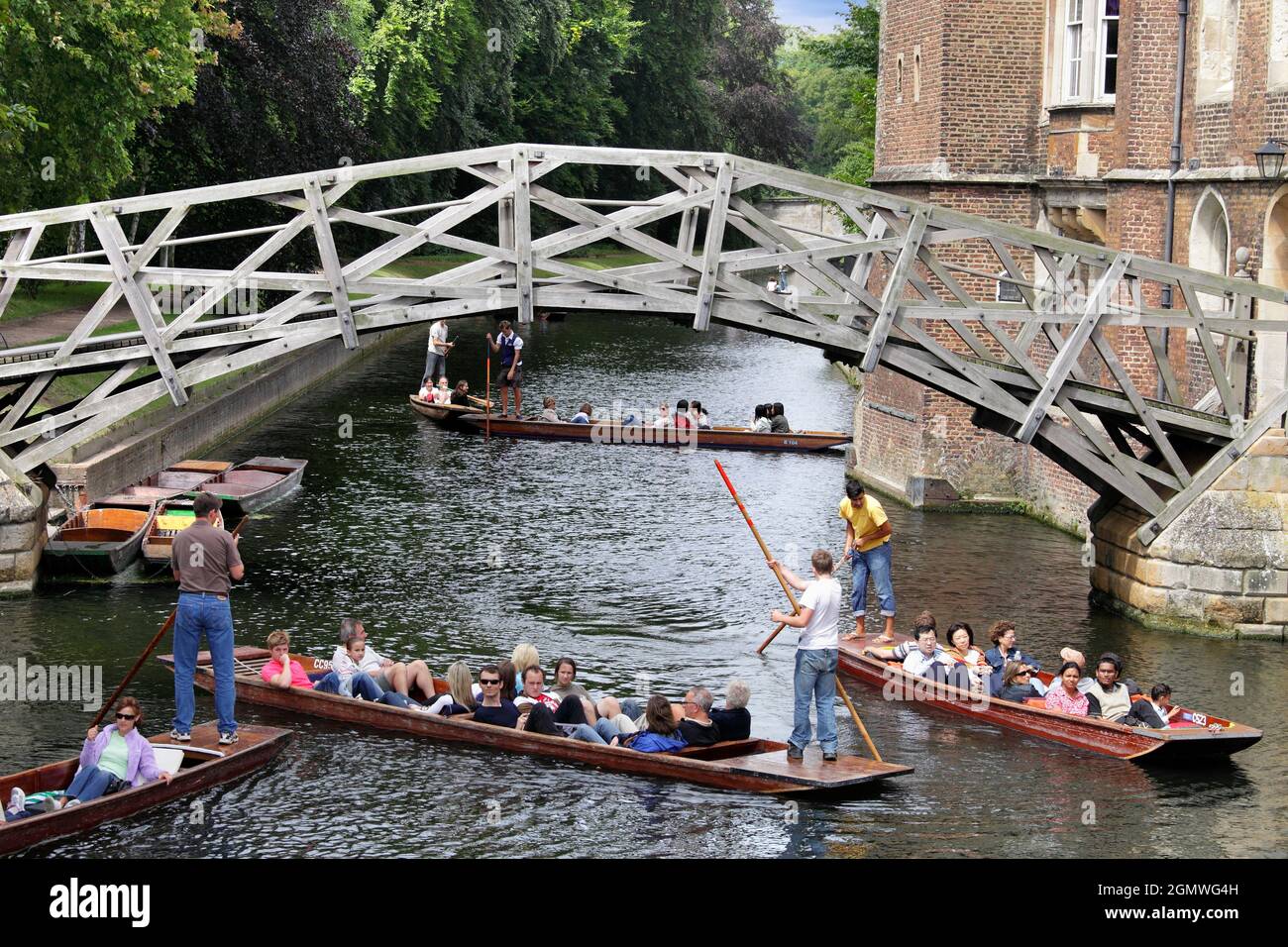 Punting on the Cam - under Mathematics Bridge, Queen's College Cambridge 2 Cambridge, Cambridgeshire - 20 July 2009; Group of people in view, having f Stock Photo