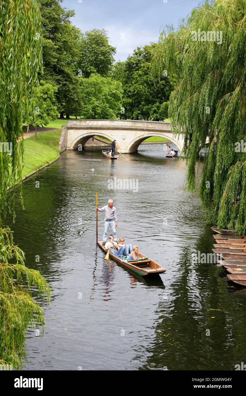 Cambridge, Cambridgeshire - 20 July 2009; Group of people in view, having fun. A quintessentially English pursuit on a fine summer's day -  punting on Stock Photo