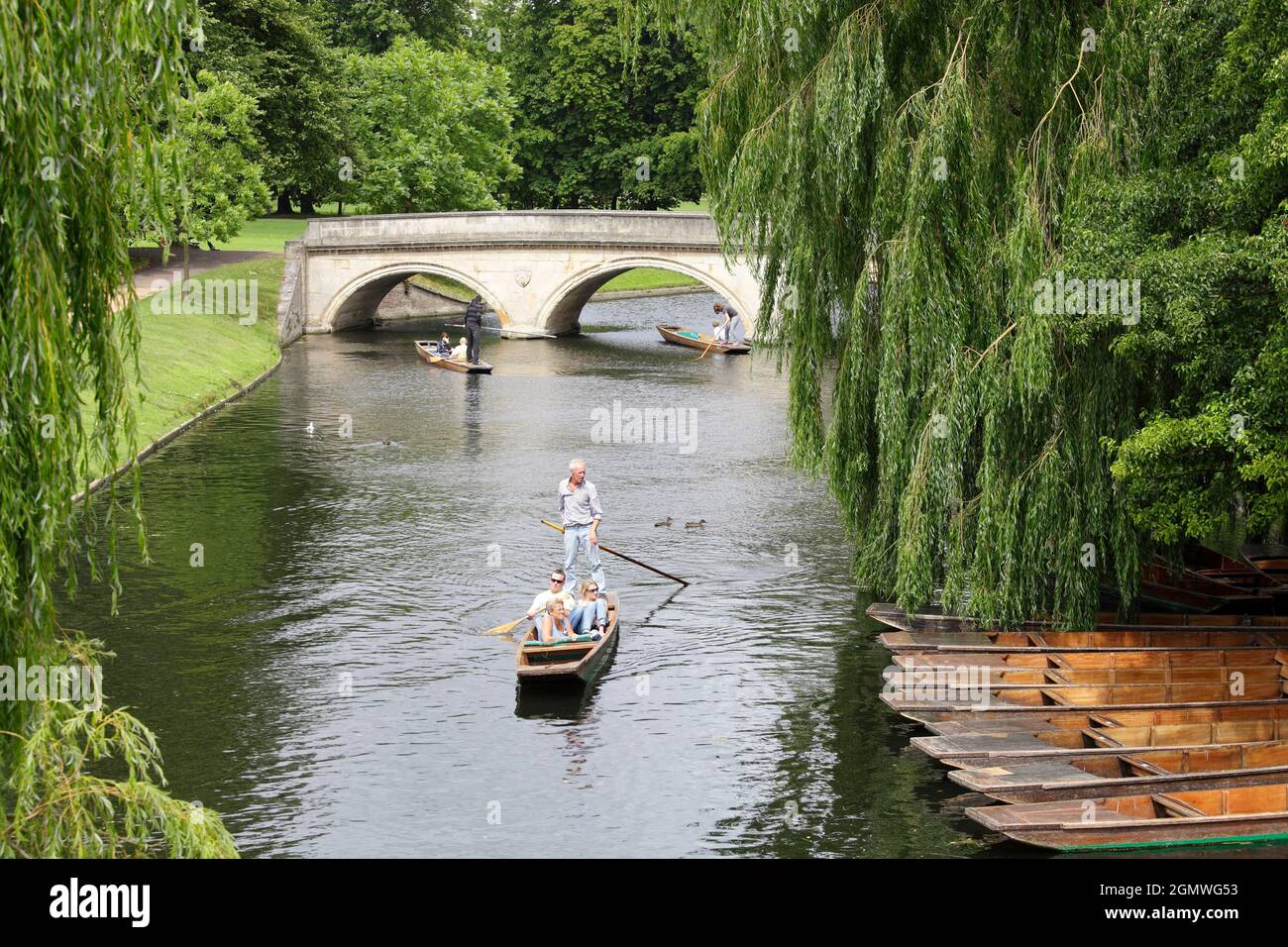 Cambridge, Cambridgeshire - 20 July 2009; Group of people in view, having fun. A quintessentially English pursuit on a fine summer's day -  punting on Stock Photo