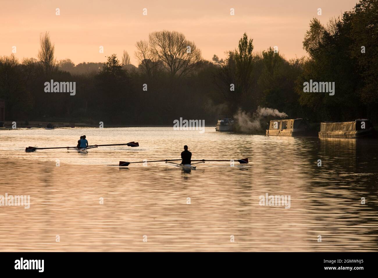 River Thames, Oxford, England; University members rowing.   Rowing practice on the Thames at Oxford, just upstream of Folly Bridge. It's a misty Autum Stock Photo