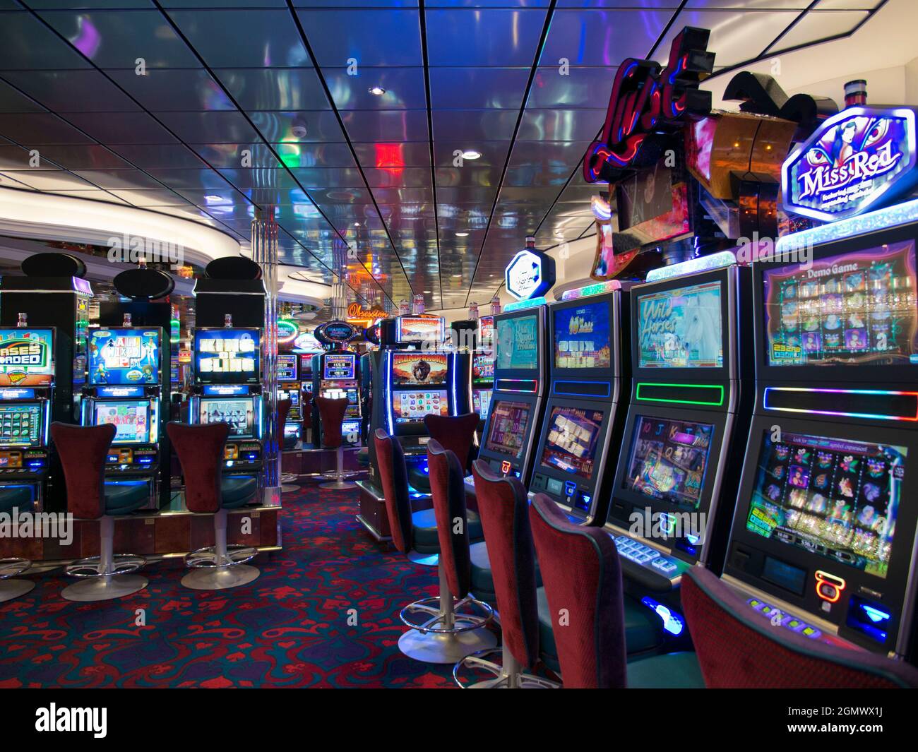 Vergnügungsatmosphäre auf einem Schiff, analog zum unterhaltsamen Spielerlebnis im Demo-Modus von Online-Casinos.