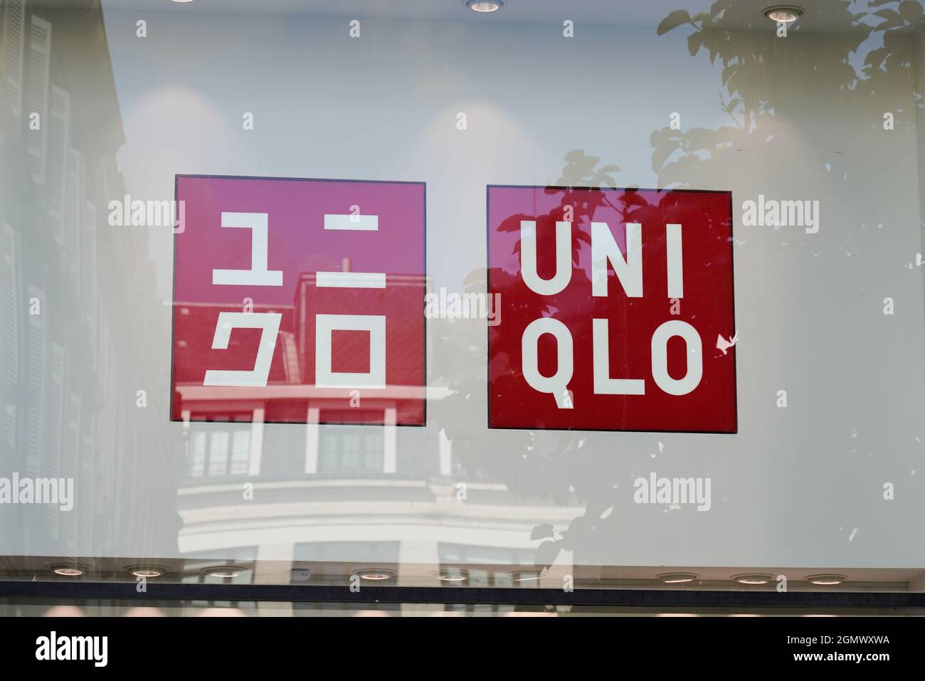 Bordeaux , Aquitaine France - 09 10 2021 : Uniqlo logo sign and brand text  store clothing fashion shop asian Japan casual wear designer Stock Photo -  Alamy