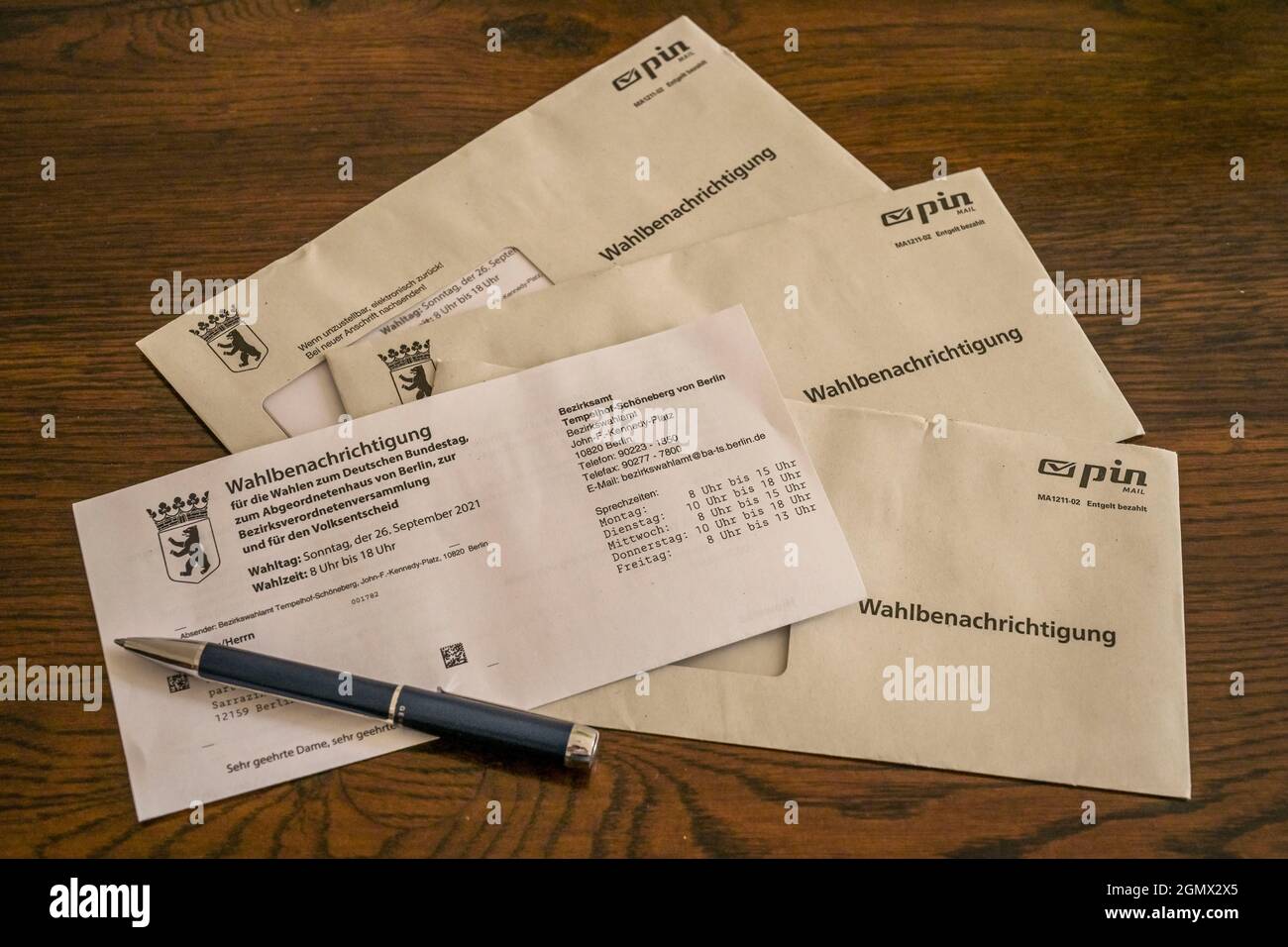 Briefe Wahlbenachrichtigung Bundestagswahl und Landtagswahlen Berlin 2021 Stock Photo
