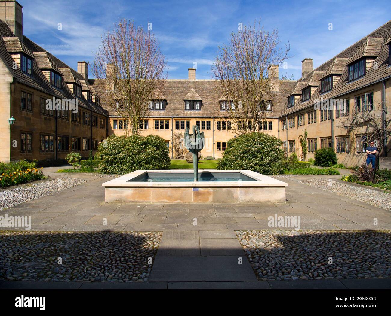 Nuffield College is one of the newest colleges of Oxford University, having been founded in 1937; it is also one of the smallest, with around 75 postg Stock Photo