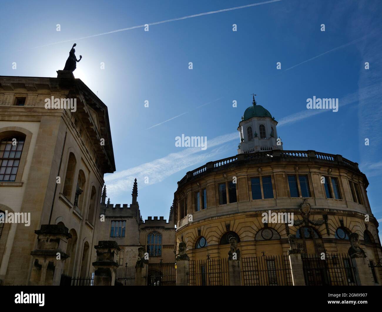 The distinctive round Sheldonian Theatre, located in the heart of Oxford, England, was built from 1664 to 1669 based on an early design by Christopher Stock Photo