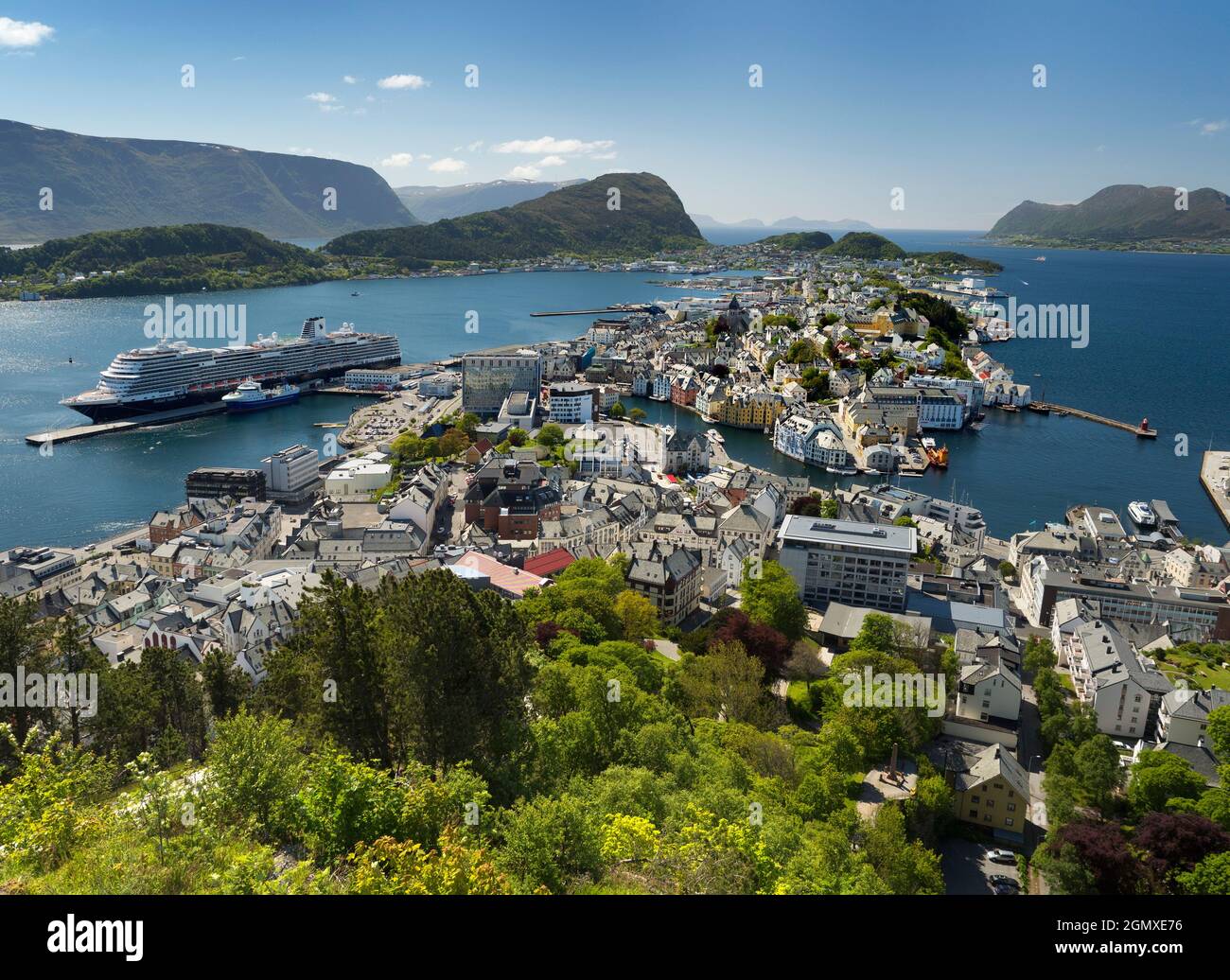 Alesund is a small town (pop. 45000) in M¿re og Romsdal county, Norway. It is part of the traditional district of Sunnm¿re, and the centre of the les Stock Photo