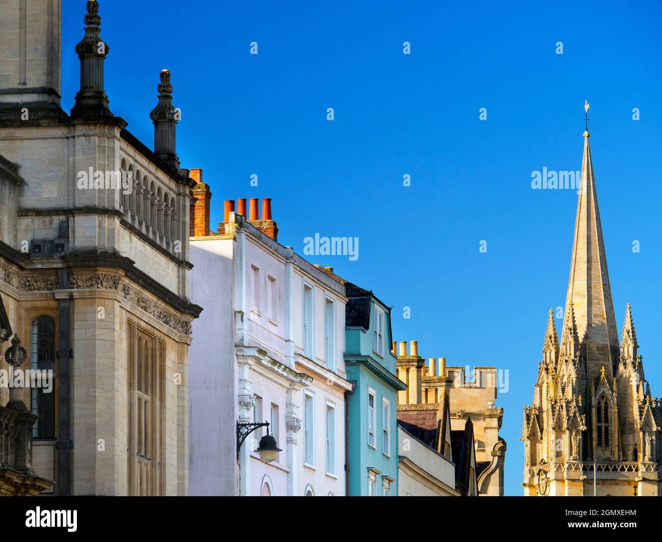 Oxford, England - 29 January 2020;    The view along Oxford High Street, on a fine summer day.  Landmarks to be seen include Queen's College (foregrou Stock Photo