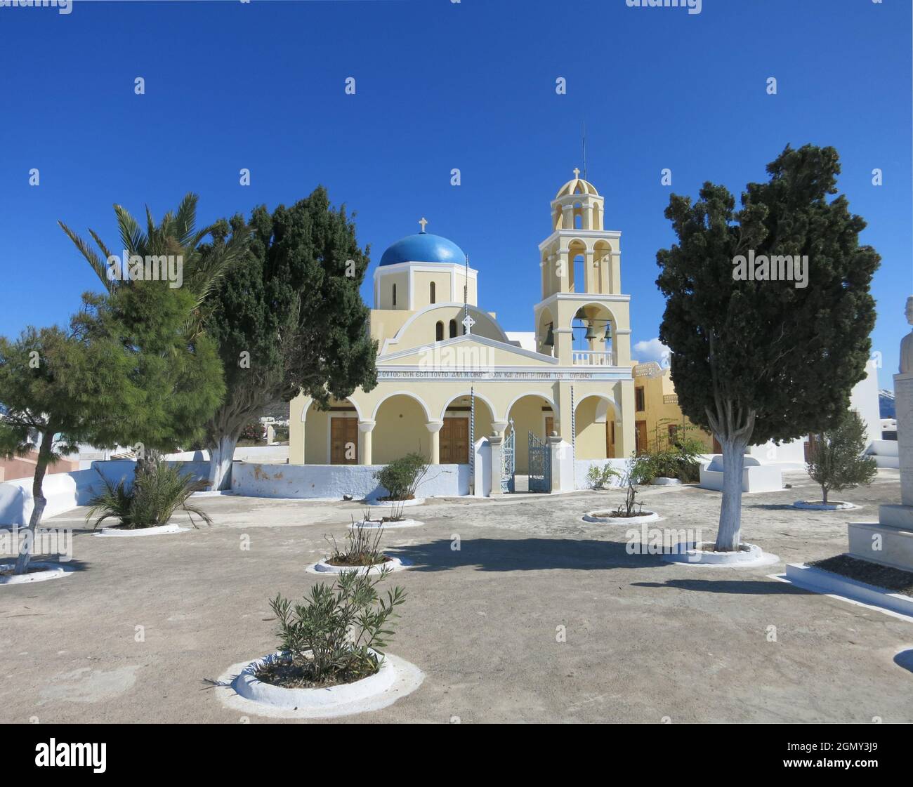 The Church of Saint George in Perivolas (also known as the church of Apanomeritis) is one of the most famous churches in Oia. Stock Photo