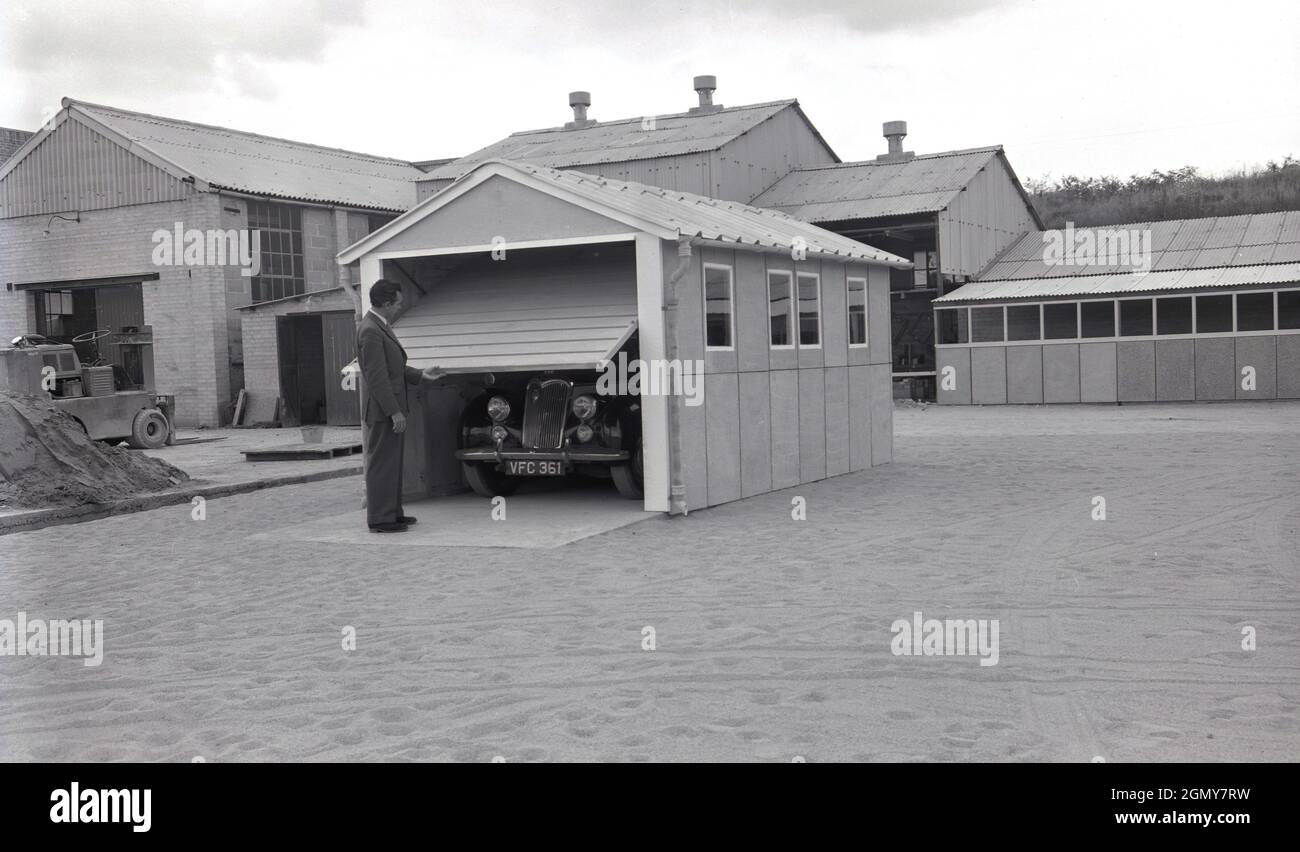 Auto auf einer Hebebühne, Deutschland 1930er Jahre. Car on a lifting ramp,  Germany 1930s Stock Photo - Alamy