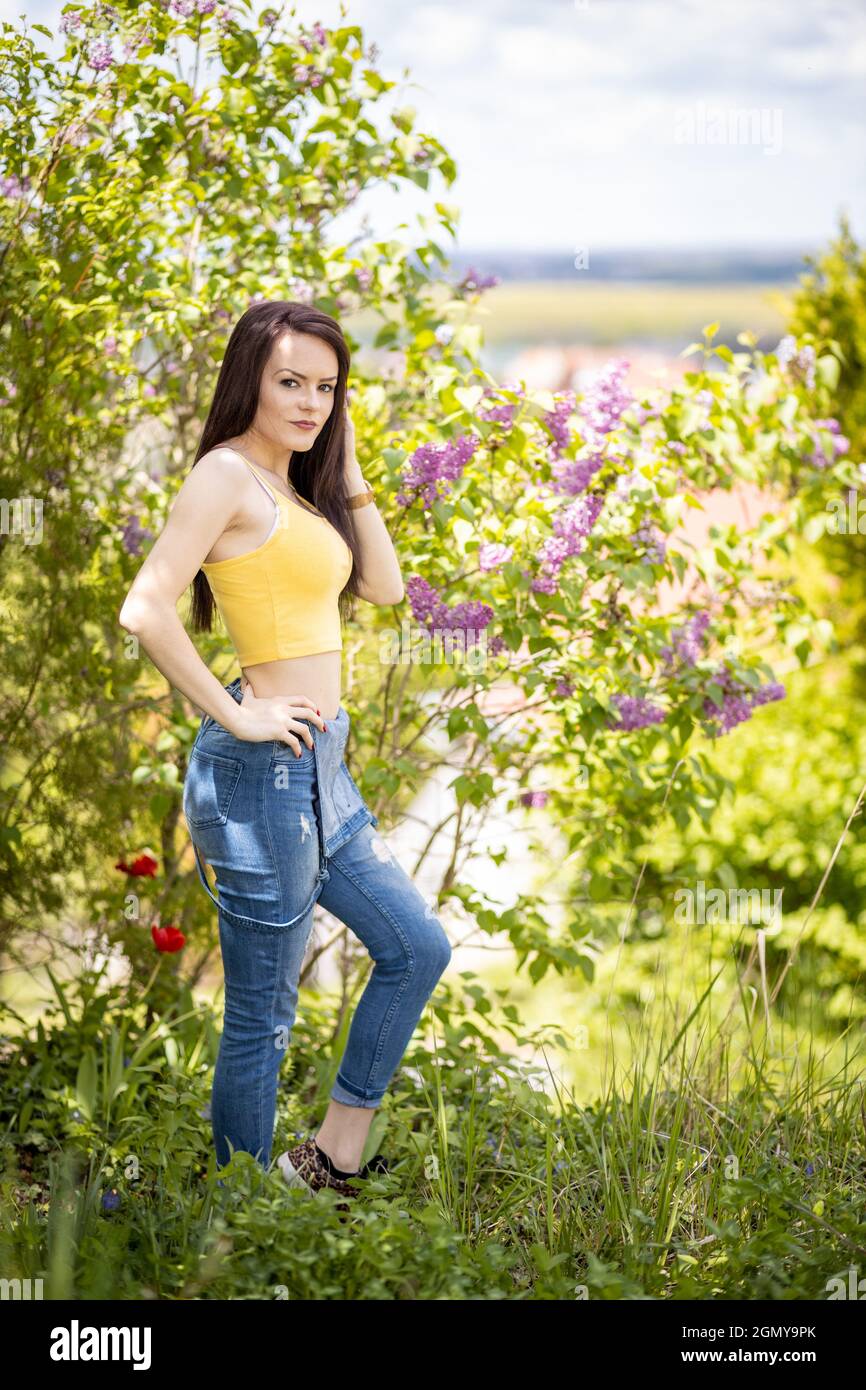 Yellow top with blue jeans hi res stock photography and images Alamy