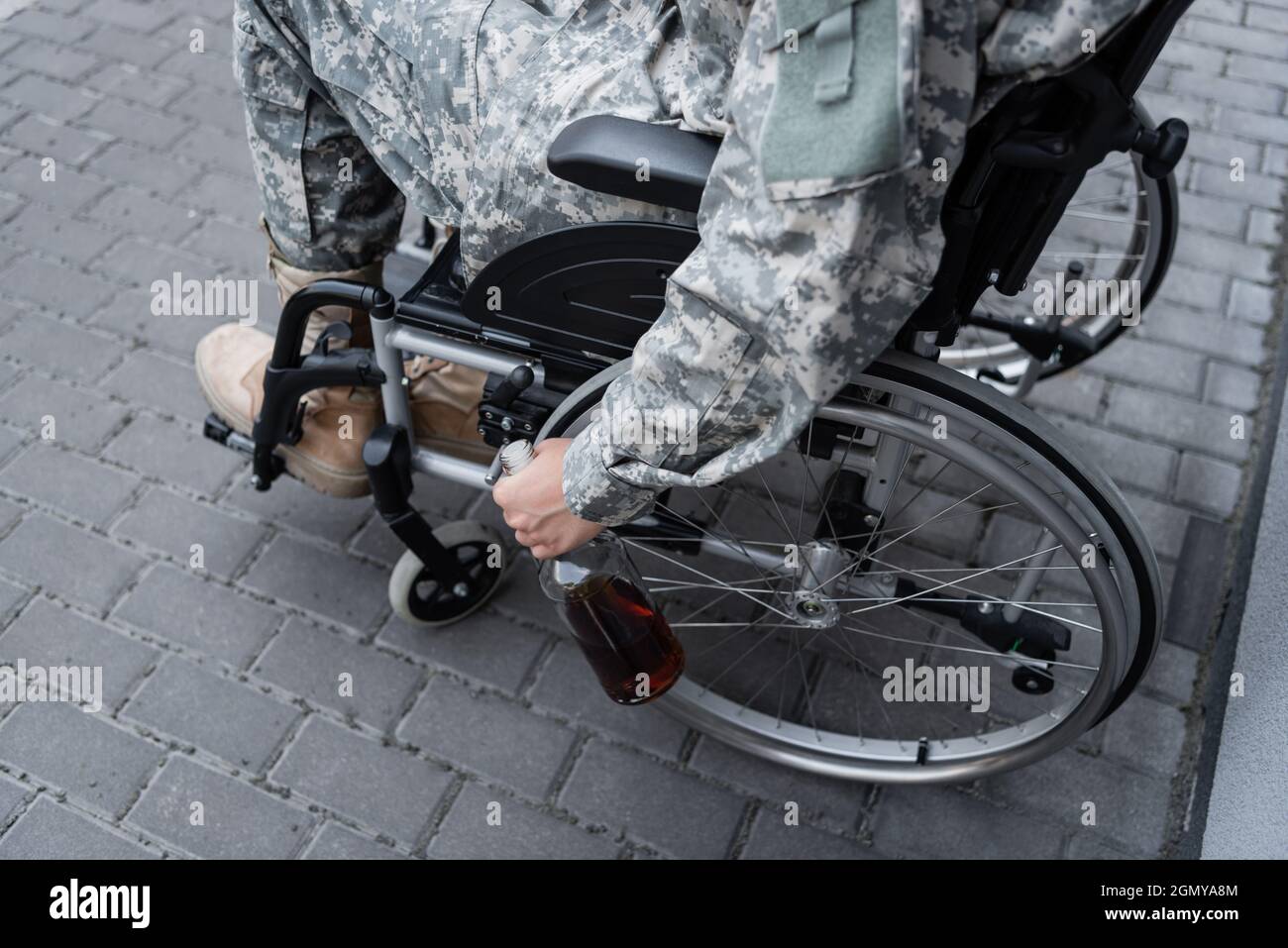 Man in wheelchair and army hi-res stock photography and images - Alamy