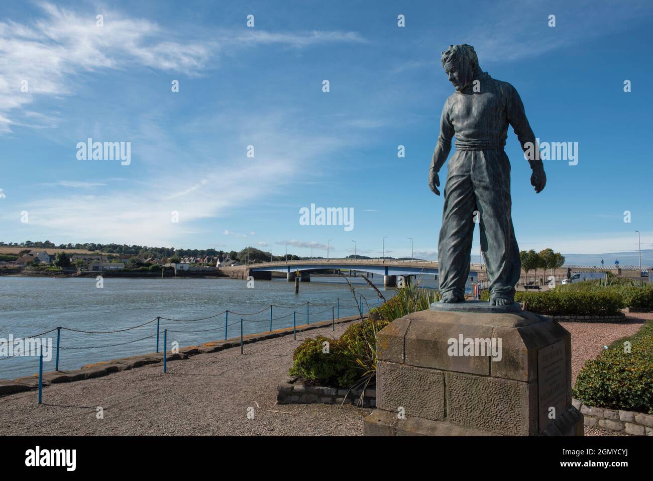 The Seafarer sculpture by William Lamb, a memorial to the seamen and fishermen of Montrose and Ferryden overlooking the South Esk river. Stock Photo