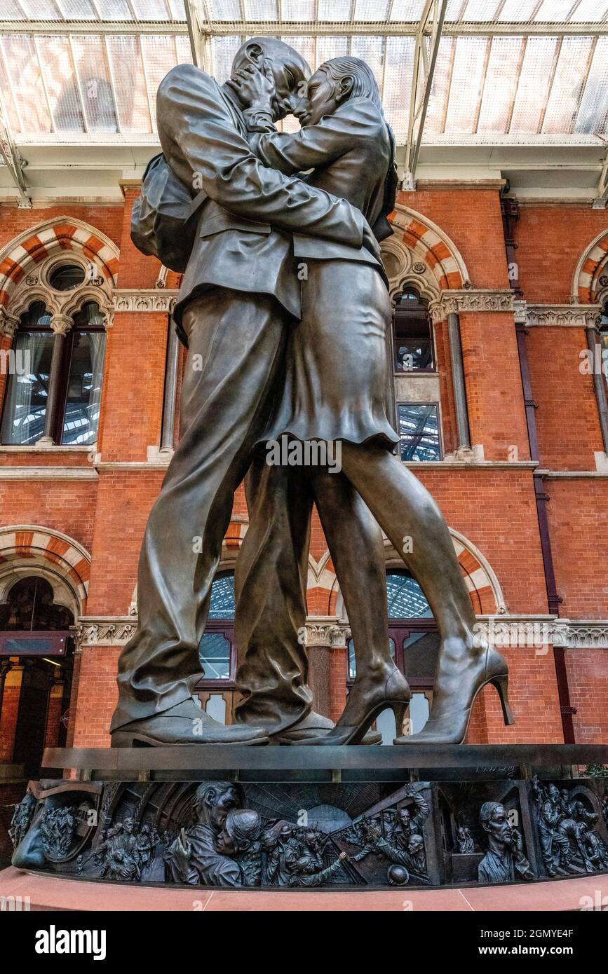 The Meeting Place Statue, St Pancras Station, London, UK. Stock Photo