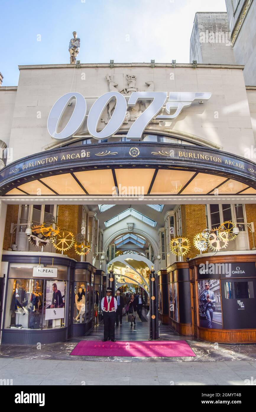 London, United Kingdom. 21st September 2021. James Bond 007 promotional installation at Burlington Arcade, ahead of the release of the latest Bond film, No Time To Die. Credit: Vuk Valcic / Alamy Live News Stock Photo