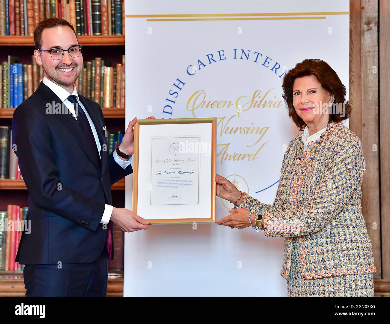 STOCKHOLM 20210921 Queen Silvia of Sweden hand out a scholarship from Queen Silvia Nursing Award to year 2020 winner Radoslaw Romanek from Poland during a ceremony at the Royal palace in Stockholm, Sweden September 21, 2021.  Foto: Jonas Ekströmer / TT / kod 10030 Stock Photo