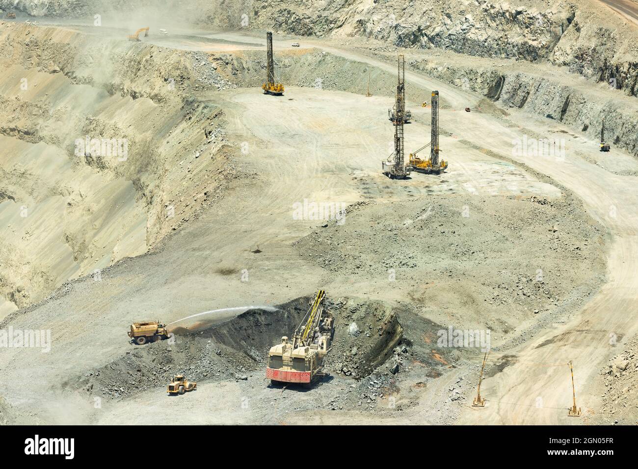 Mine Ropes Mining shovel electric shovel loading hi-res stock photography and ...