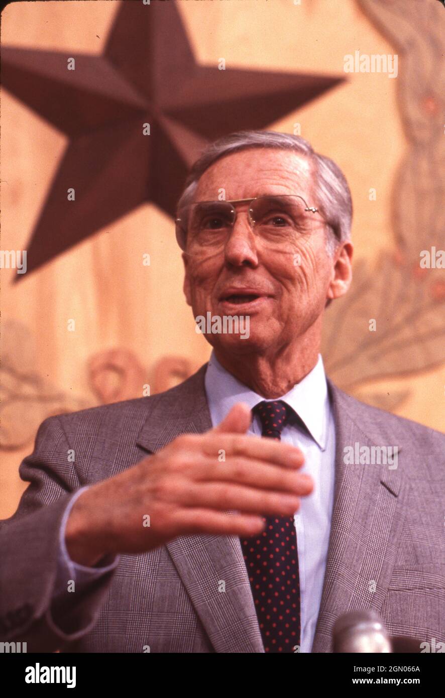 Austin Texas USA, 1987: U.S. Sen. LLOYD BENTSEN of Texas speaking at the Texas Capitol as chair of the Senate Finance Committee before he was picked in 1988 as the running mate to Democratic presidential nominee Michael Dukakis. ©Bob Daemmrich Stock Photo