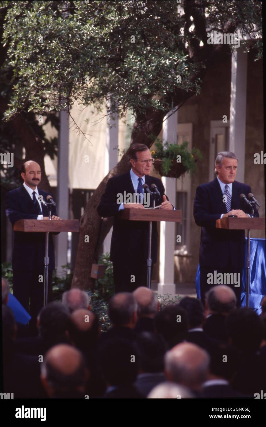 San Antonio Texas USA, 1992: Press conference in San Antonio, TX at the signing of the North American Free Trade Agreement (NAFTA), left to right, Mexican president Carlos Salinas de Gortari, U.S. President George H.W. Bush, and Canadian Prime Minister Brian Mulroney. ©Bob Daemmrich Stock Photo