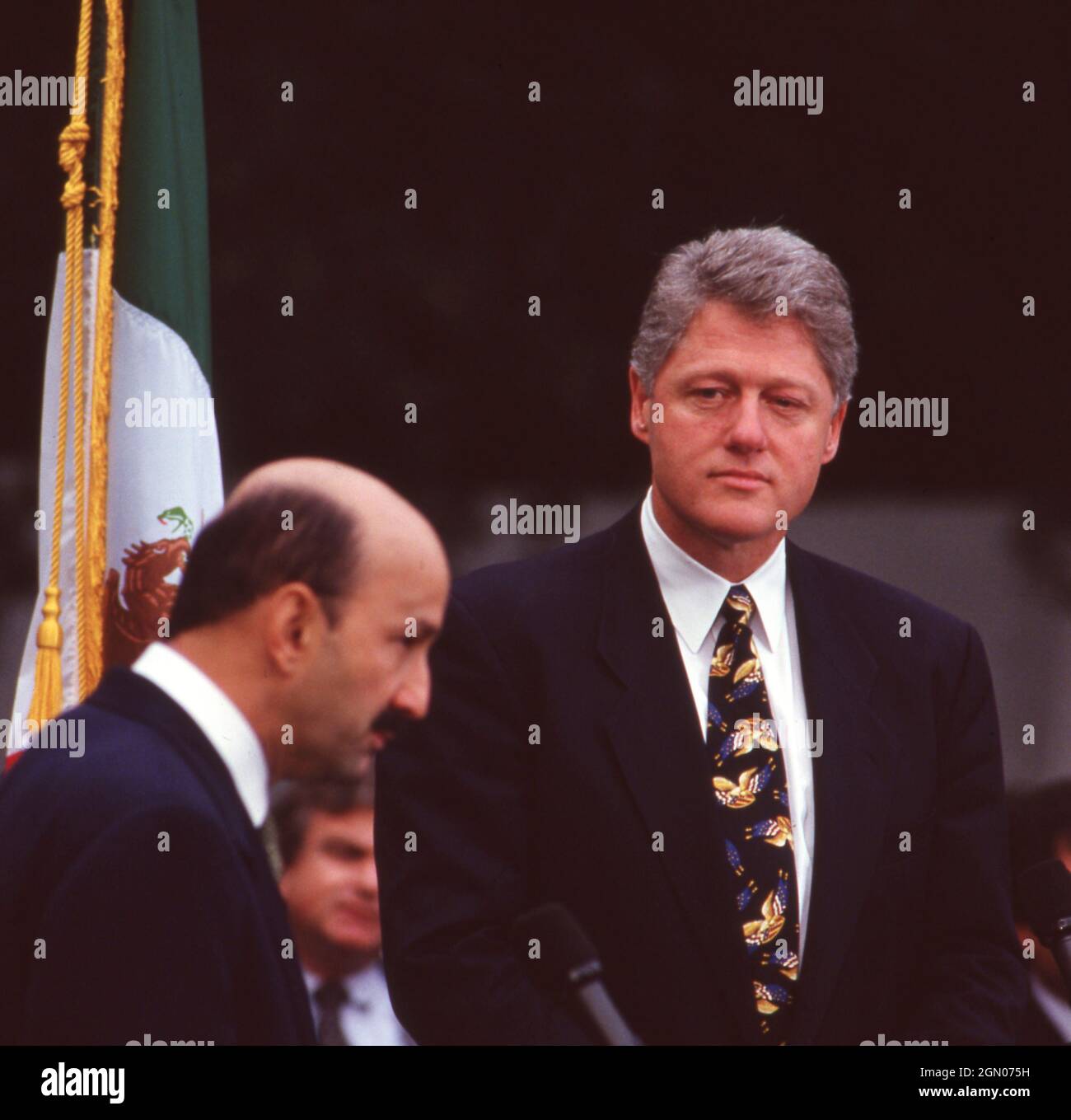 Austin Texas USA, 1993: U.S. President BILL CLINTON a the Texas Governor's Mansion with Mexican President Carlos Salinas de Gortari. ©Bob Daemmrich Stock Photo