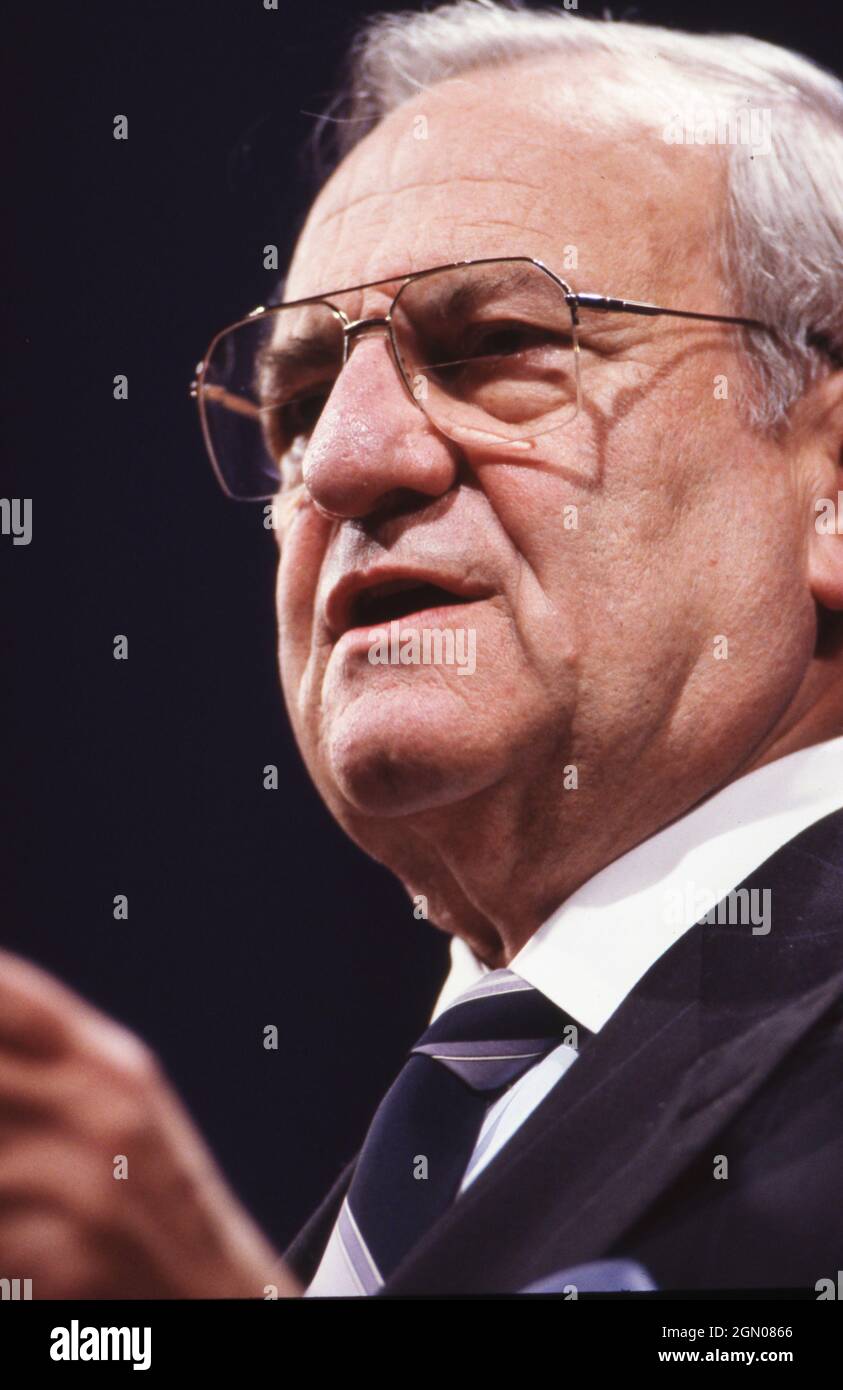 San Antonio Texas USA, 1991: Entrepreneur and businessman Lee Iacocca speaking at the annual AARP Convention.  ©Bob Daemmrich Stock Photo
