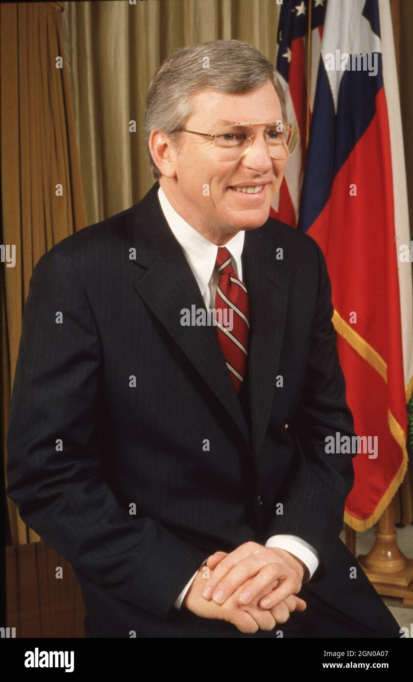 austin-texas-usa-circa-1985-democratic-governor-mark-white-performing-his-duties-at-the-texas-capitol-during-his-only-term-in-office-1983-1987-bob-daemmrich-2GN0A07.jpg
