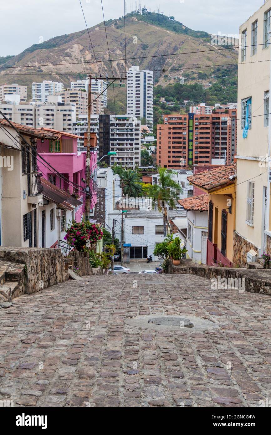 https://c8.alamy.com/comp/2GN0G4W/cali-colombia-september-9-2015-cobbled-street-in-san-antonio-neighborhood-of-cali-2GN0G4W.jpg