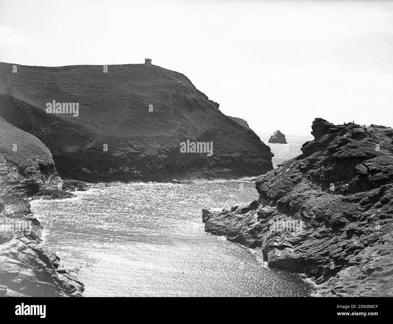 1950s, historical, view of the rugged, rocky landscape beside an ocean cove or inlet at Land's End, Cornwall, in the far South west of England, UK. The Cornish coast is full of small rock lined coves, which in the 19th and 20th centuries saw smugglers bring goods such as wine and spirits onto the shore. Stock Photo