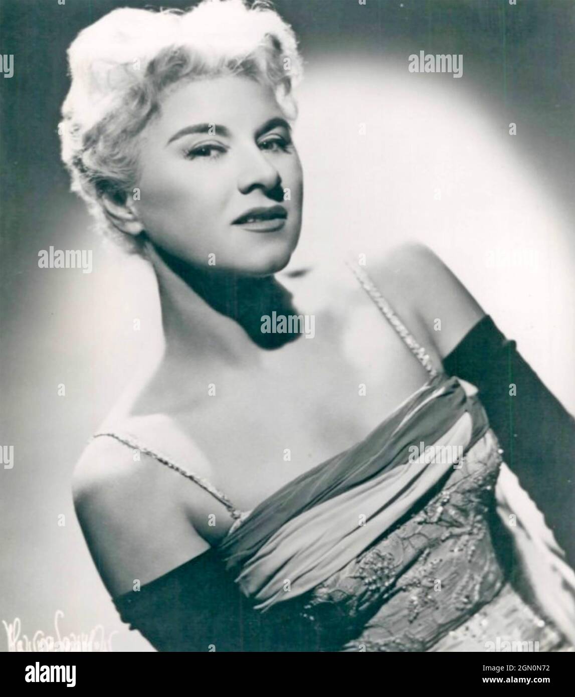 HILDEGARDE SELL (1906-2005) Promotional photo of American singer in 1960 Stock Photo