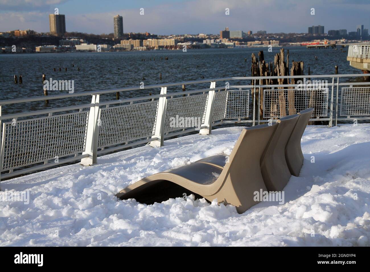 Sunbeds on skiing slope hires stock photography and images Alamy