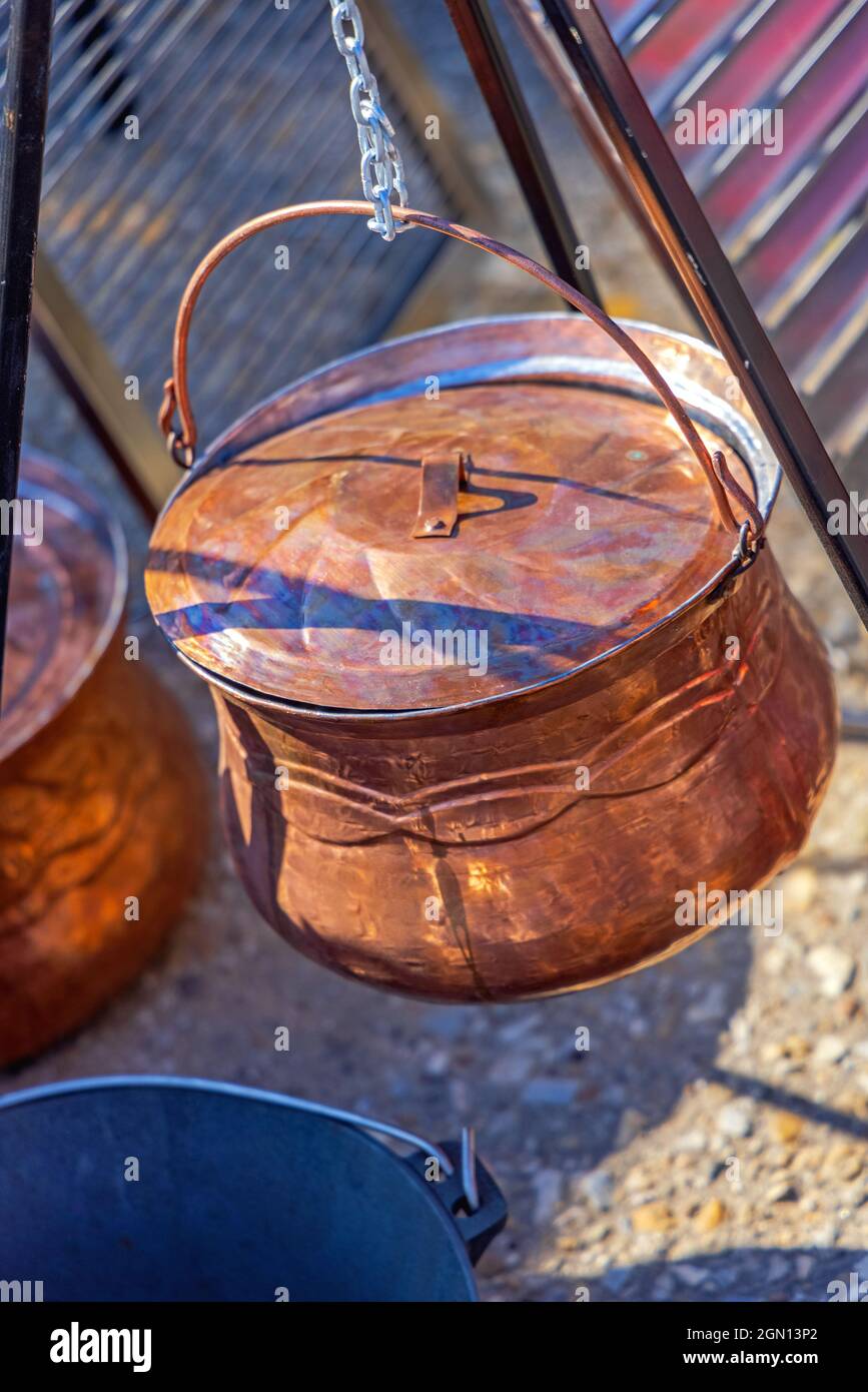 Tripod cooking vessel hires stock photography and images Alamy