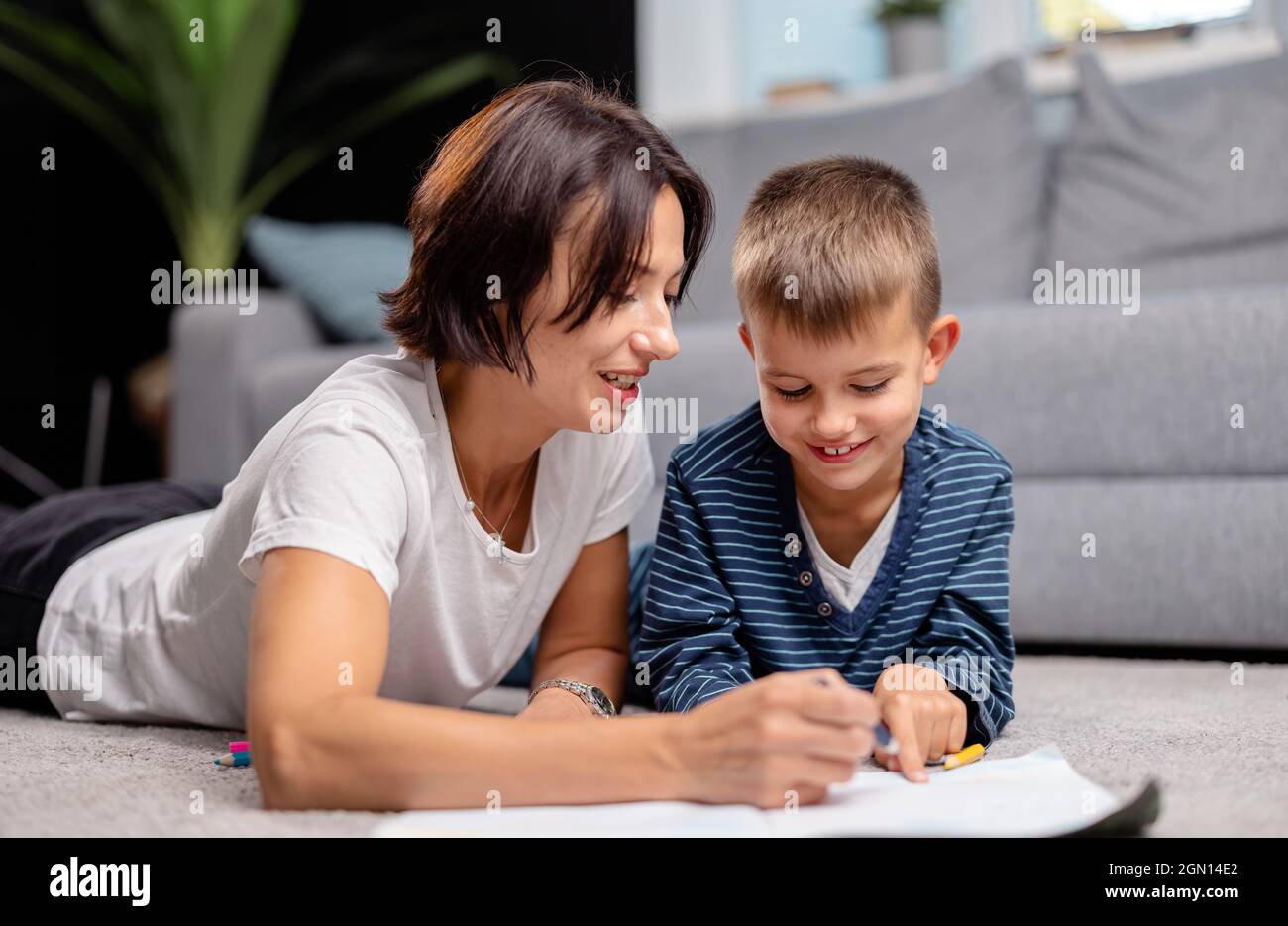 Boy drawing with mother Stock Photo - Alamy