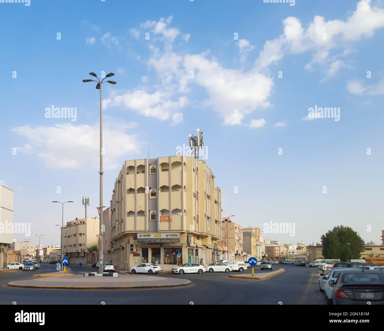 HOFUF AL HASA, SAUDI ARABIA - Aug 02, 2021: A view of a street with cars and buildings in Hofuf al Hasa, Saudi Arabia Stock Photo