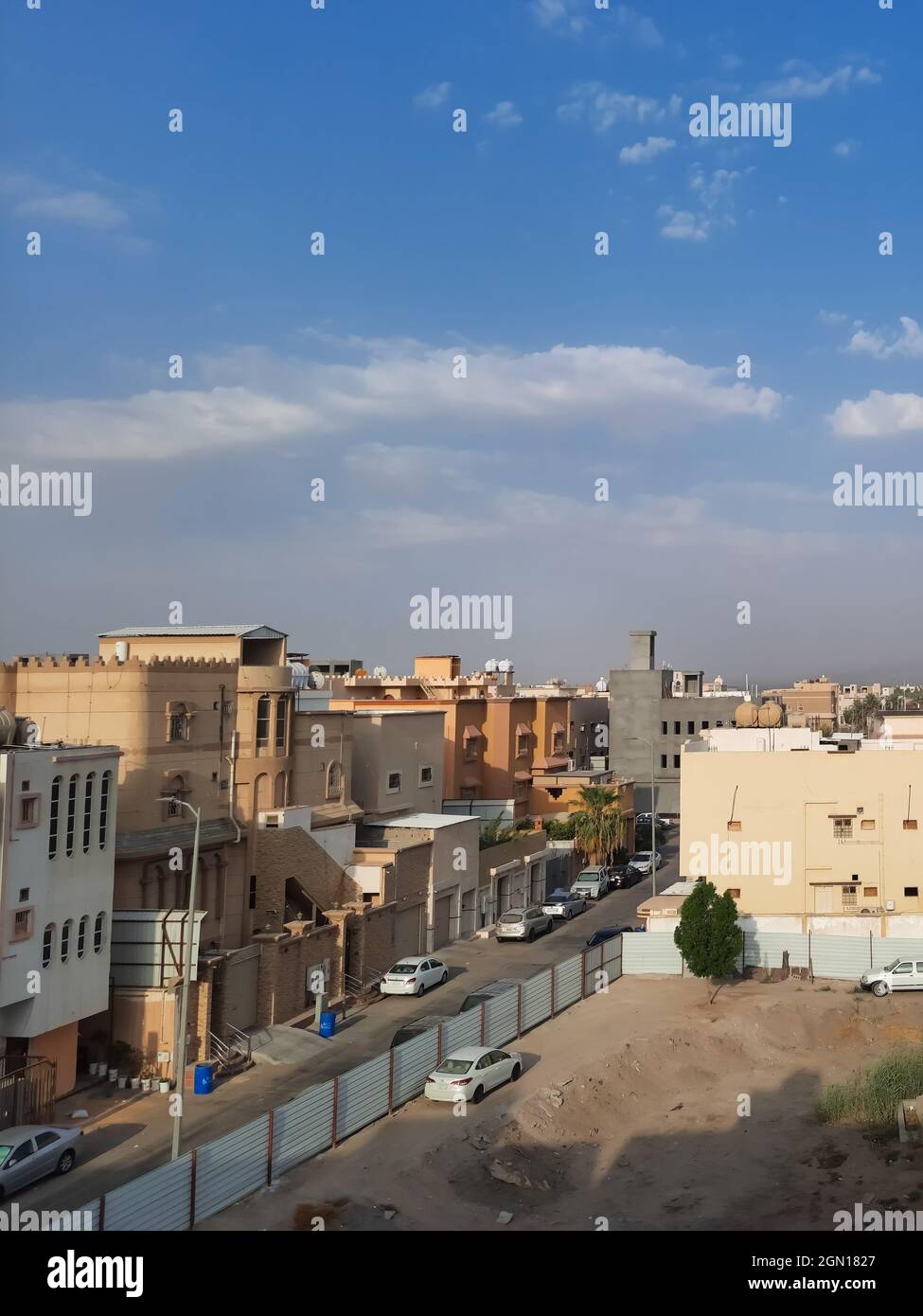 HOFUF AL HASA, SAUDI ARABIA - Aug 02, 2021: A vertical shot of a street with cars and buildings in Hofuf al Hasa, Saudi Arabia Stock Photo