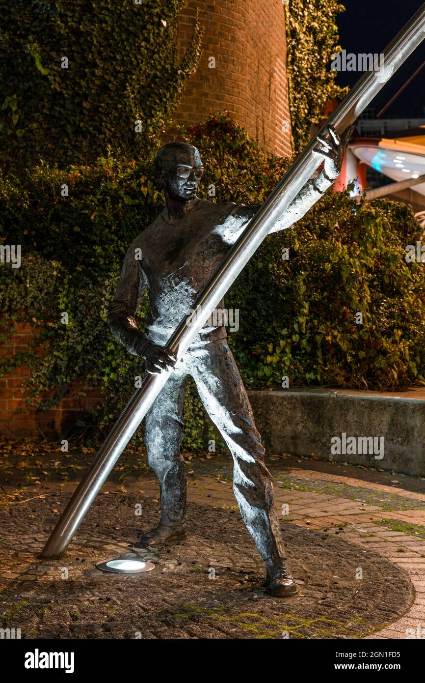 L'Arc at night - one of two figures holding a curved pole inspired by Basingstoke's industrial past and close links with its European twin towns, UK Stock Photo