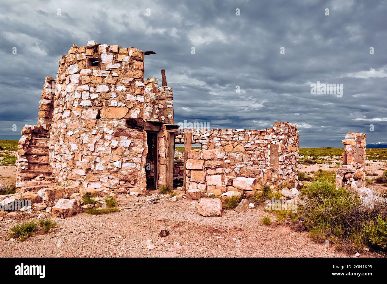 The ghostly remains of an old Arizona trading post from the 1950s called Two Guns. Before then it was called the Canyon Diablo Trading Post for the ca Stock Photo