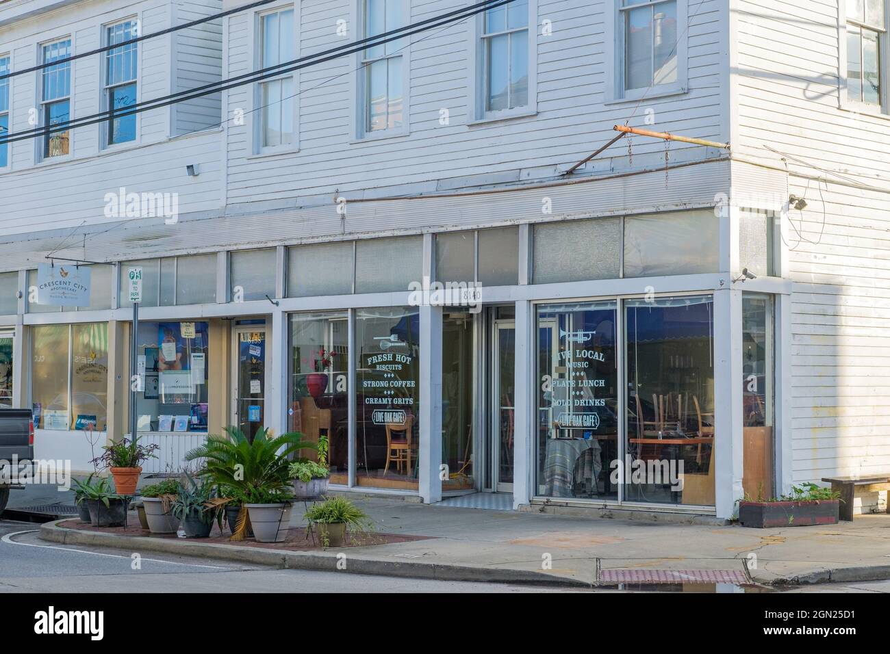 NEW ORLEANS, LA, USA SEPTEMBER 19, 2021 Live Oak Cafe on Oak Street