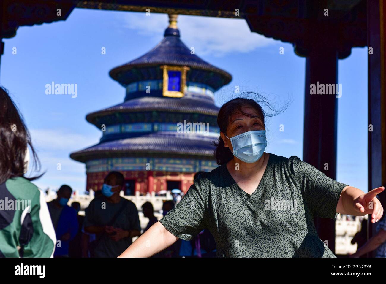 Chinese women wearing facemasks hi-res stock photography and images - Alamy