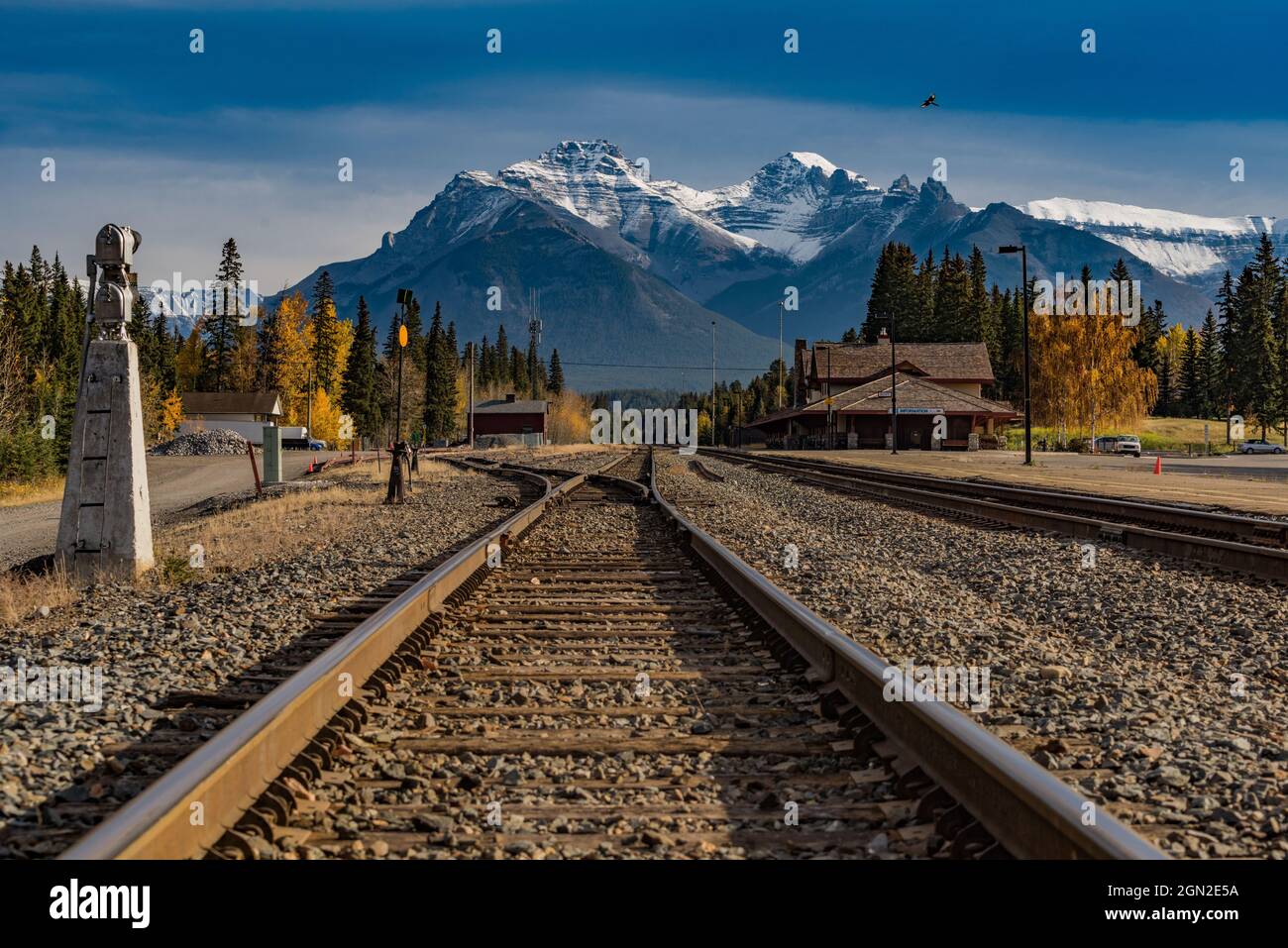 96/5000CANADA, ALBERTA, BANFF PARK. RAILWAY STATION RAILS WITH VIEW OF A MOUNTAIN RANGE Stock Photo