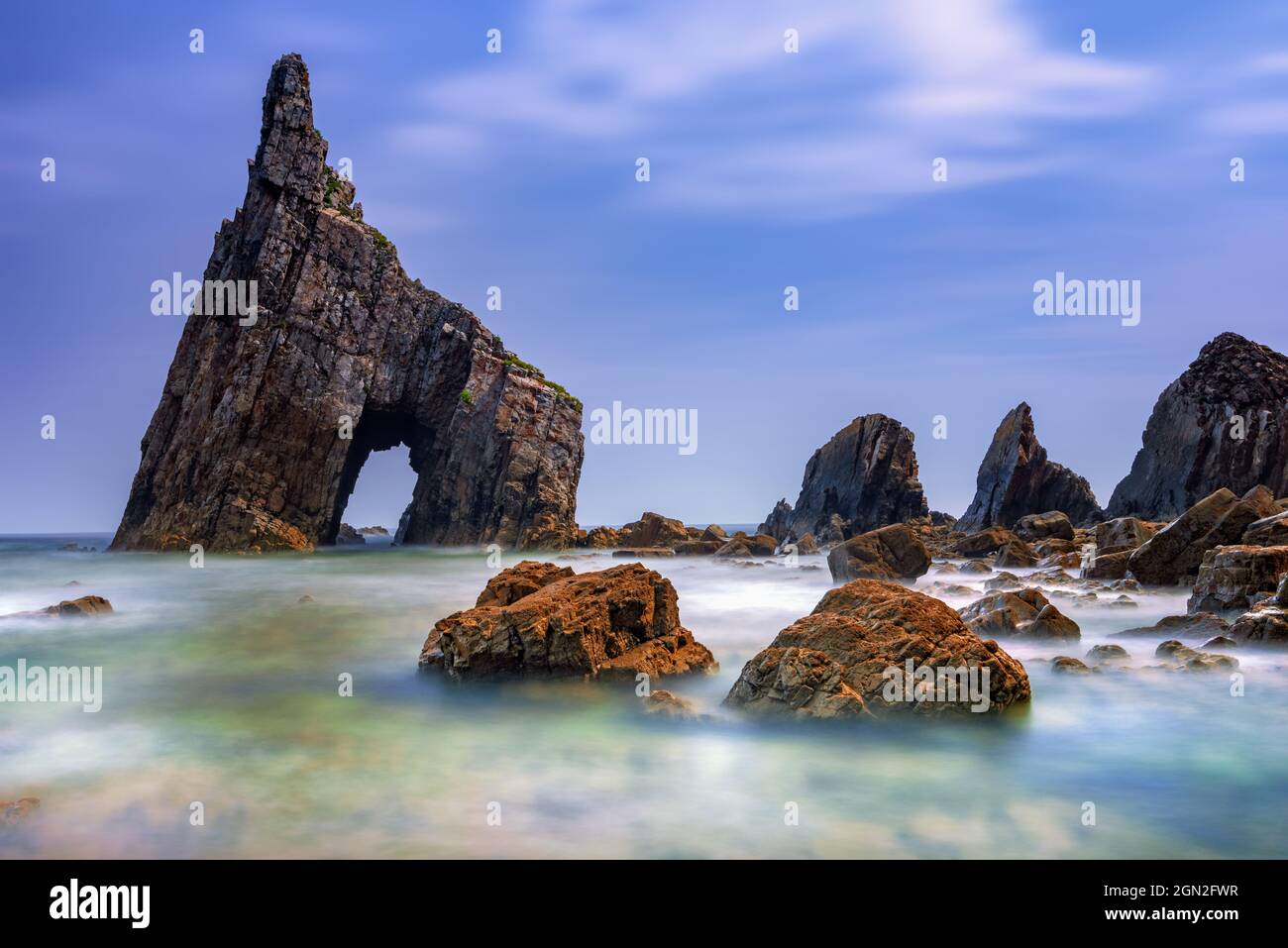 SPAIN, ASTURIAS. CAMPIECHO BEACH WITH ITS GIANT ROCK AND ITS ARCH Stock Photo