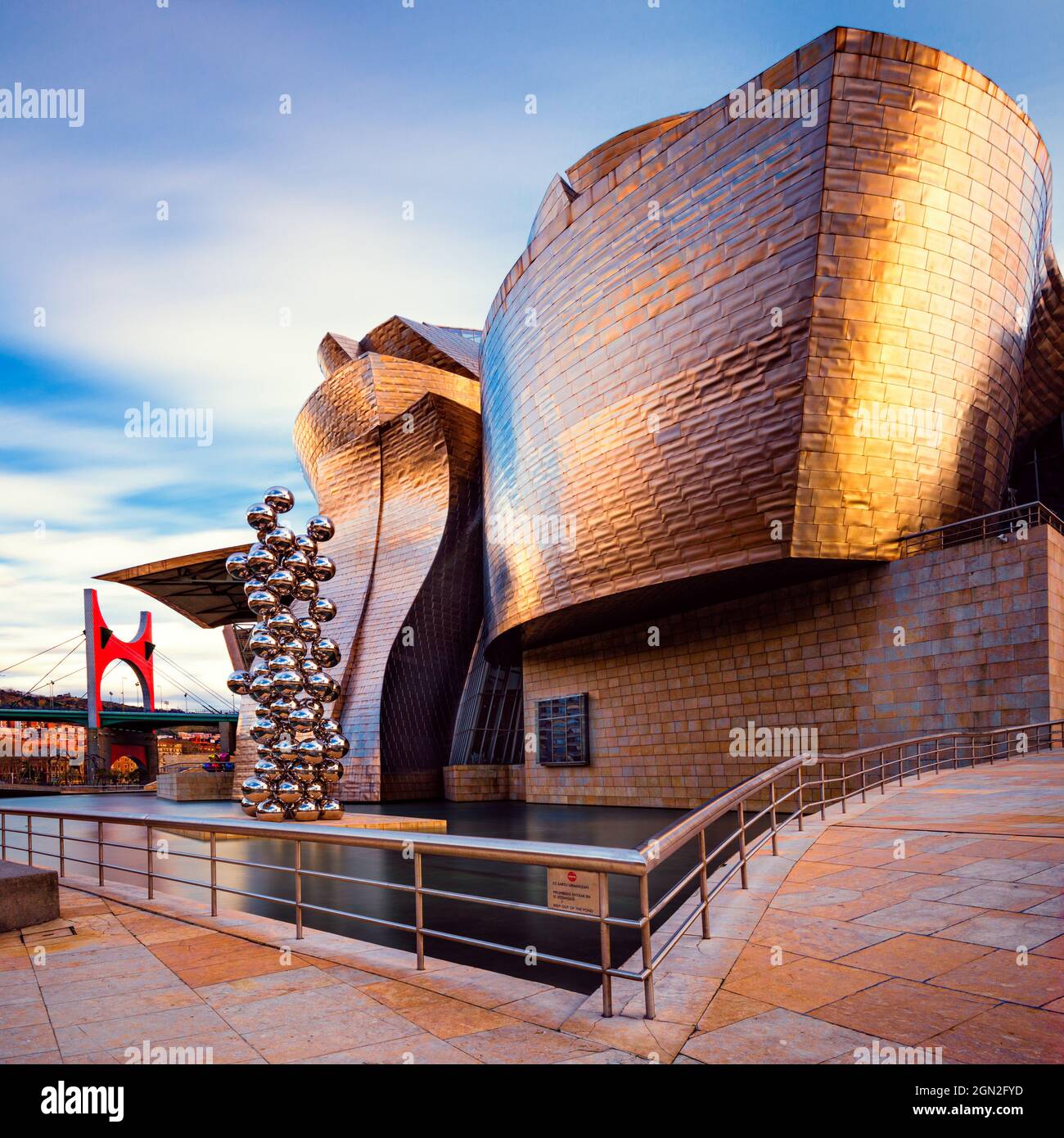 SPAIN, SPANISH BASQUE COUNTRY. BISCAY. BILBAO. THE GUGGENHEIM MUSEUM IN BILBAO, WITH THE SCULPTURE THE BIG TREE AND THE EYE (ARTIST ANISH KAPOOR) AND Stock Photo