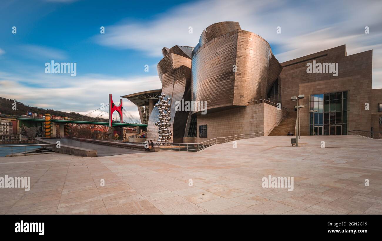 SPAIN, SPANISH BASQUE COUNTRY. BISCAY. BILBAO. PANORAMIC OF THE GUGGENHEIM MUSEUM IN BILBAO WITH A VIEW OF THE BIG TREE AND THE EYE, (ARTIST ANISH KAP Stock Photo