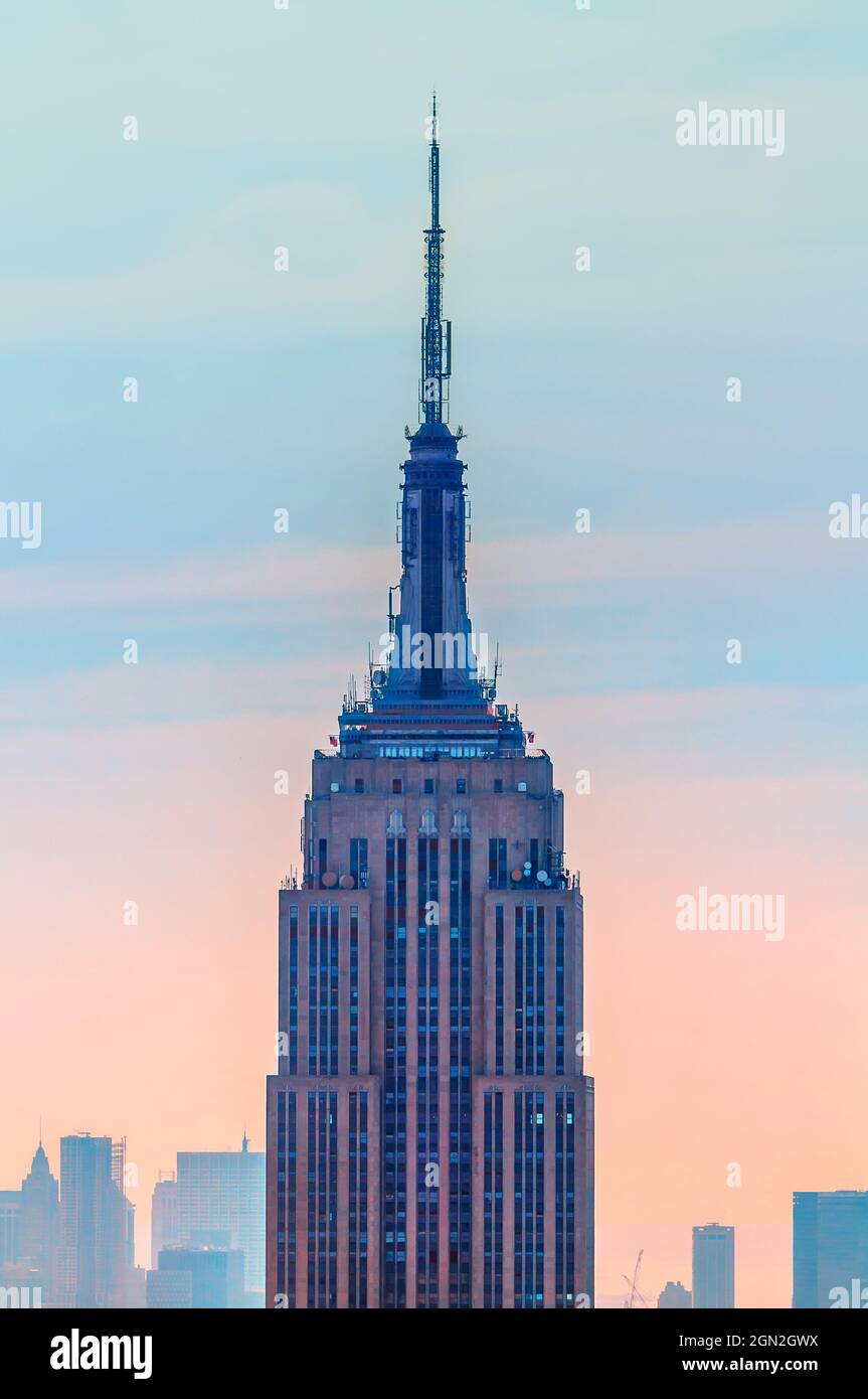 UNITED STATES, NEW YORK, 5TH AVENUE, EMPIRE STATE BUILDING AT SUNSET (ARCHITECT WILLIAM F. LAMB) Stock Photo