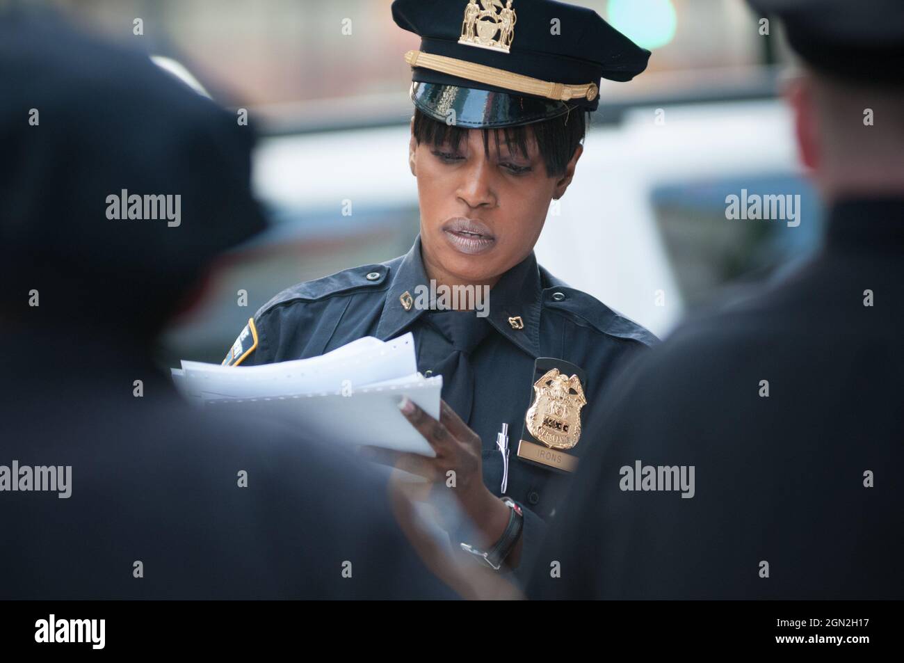 UNITED STATES, NEW YORK, MANHATTAN BOROUGH, TIMES SQUARE, PORTRAIT OF A POLICEWOMAN ON A TIMES SQUARE STREET Stock Photo