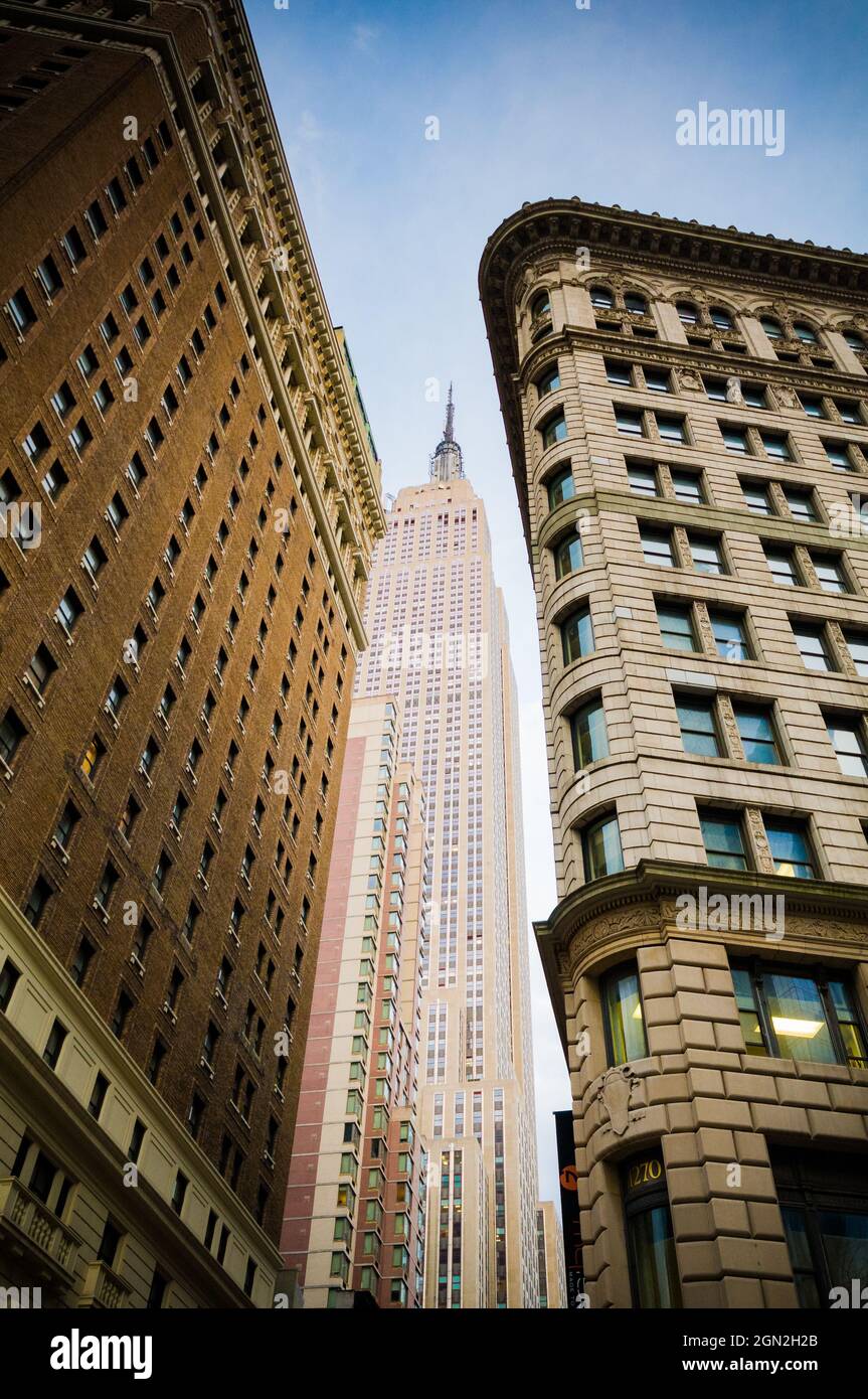UNITED STATES, NEW YORK, 5TH AVENUE, THE EMPIRE STATE BUILDING AGAINST A DIVE BETWEEN TWO BUILDINGS (ARCHITECT WILLIAM F. LAMB) Stock Photo