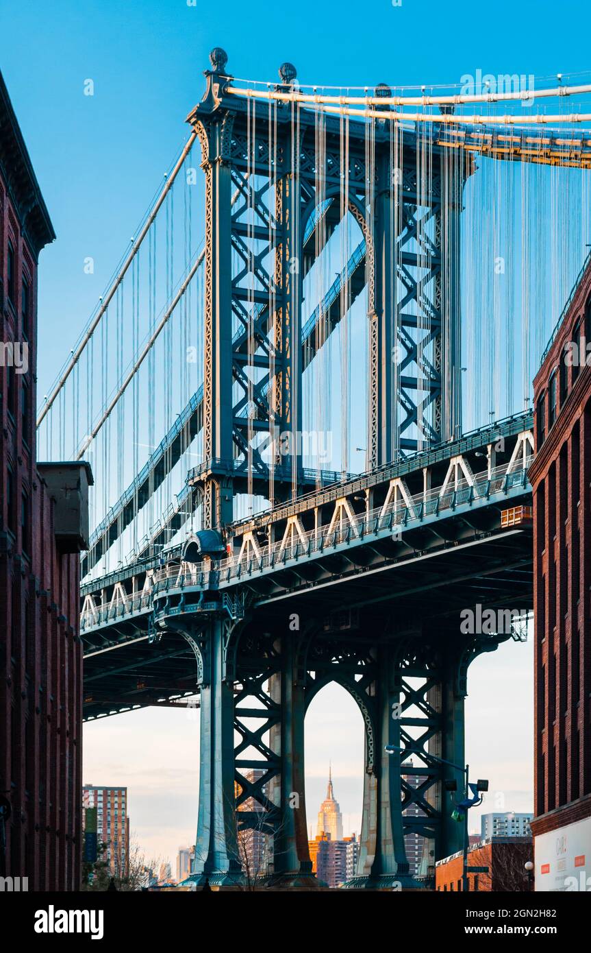 UNITED STATES. NEW YORK. MANHATTAN. OVERVIEW ON MANHATTAN BRIDGE (EMPIRE STATE BUILDING  IN THE BACKGROUND) Stock Photo