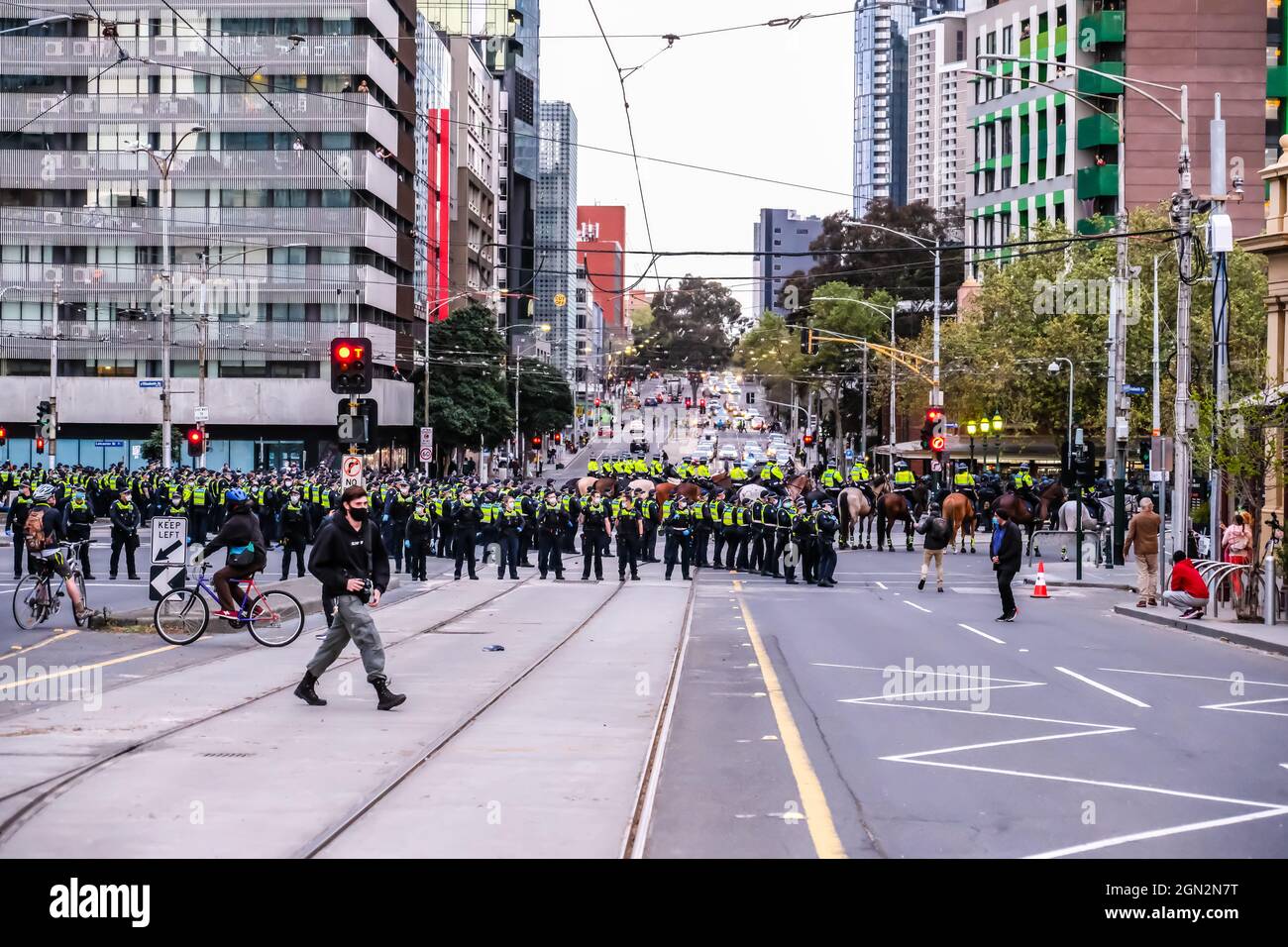 Standoff 2 hi-res stock photography and images - Alamy