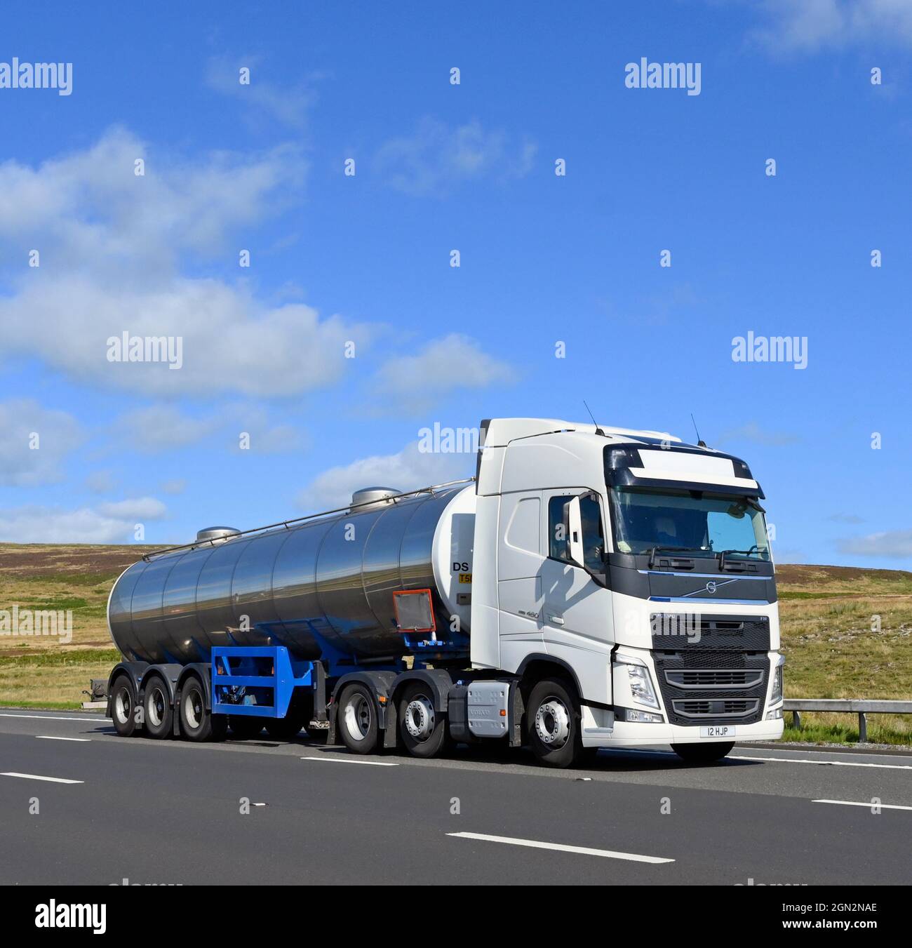 HGV Tanker. White, no identification markings. M6 Motorway, Southbound. Shap, Cumbria, England, United Kingdom, Europe. Stock Photo