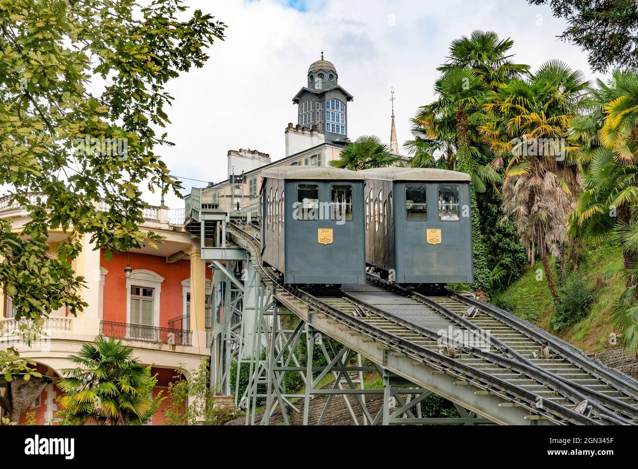 The cable car (funiculaire) links the train station and the bottom quarters to the top quarters at Pau, Béarn, southern France Stock Photo