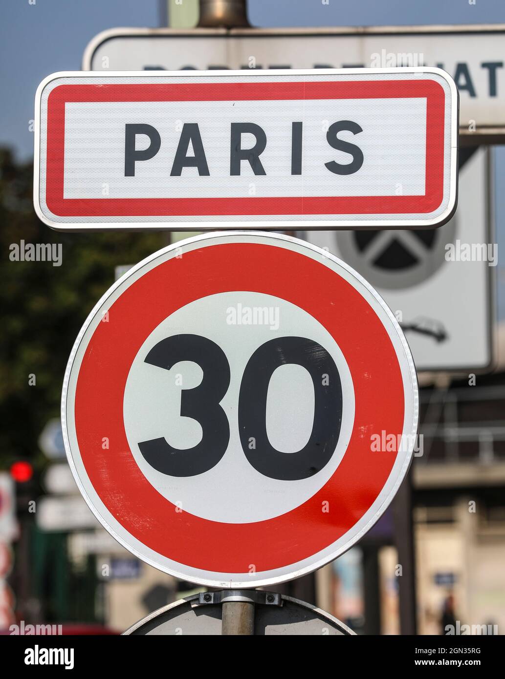 PARIS INTRODUCES CITYWIDE 30KMH SPEED LIMIT Stock Photo