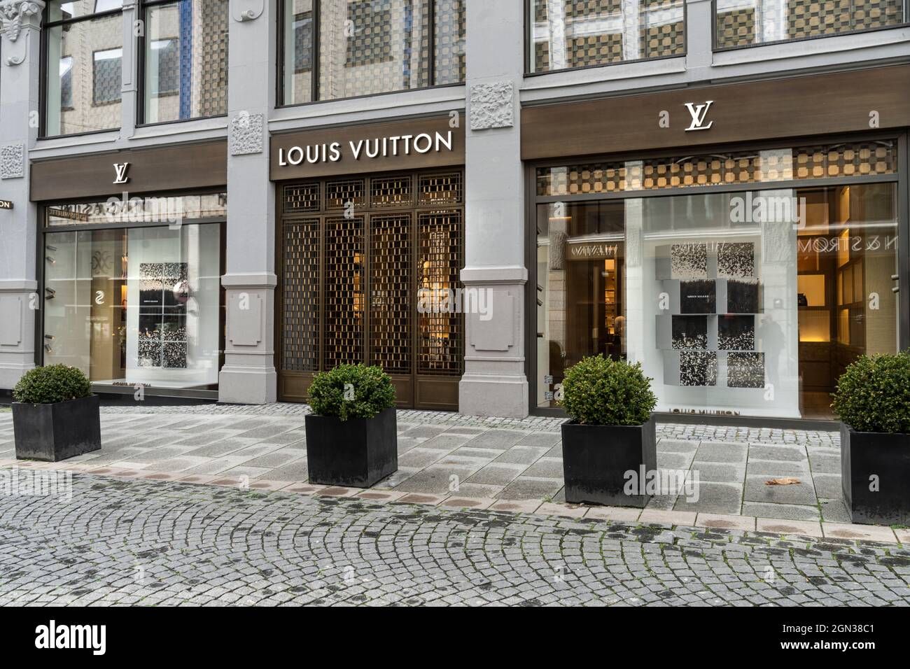 Louis Vuitton Store at Night Editorial Photo - Image of beauty, artist:  87679226